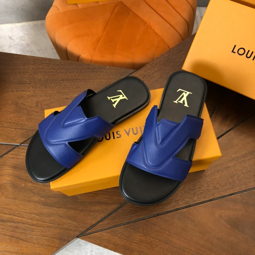 Factory price: 270💰LV counters are selling new brand luxury men's slippers, casual, loose and comfortable. The must-have model in the picture above [Happy][Happy], multiple colors available Size: 38-44, customized 45